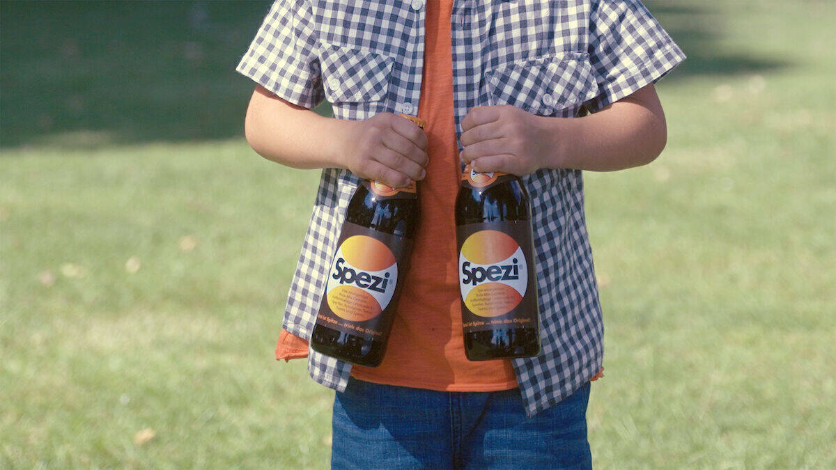 Bis 1995 gab es Spezi von der Brauerei-Riegele in braunen Flaschen. In dem neuen Spot erinnert sich ein Millenial-Paar an die Zeit vor der transparenten Glasflasche.