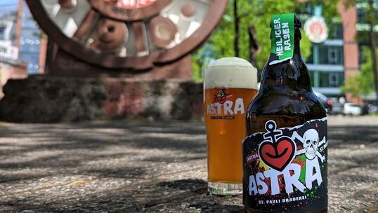 Bild: St. Pauli: Im neuen Astra-Bier steckt echter Millerntor-Rasen