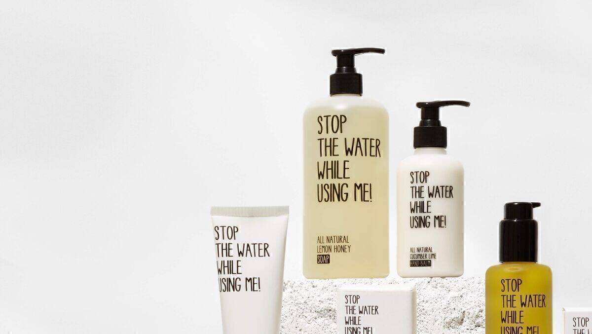 Die Produkte von „Stop the water while using me“ sollen bis Ende 2023 abverkauft werden, ehe sie ab 2024 nicht mehr zur Verfügung stehen.