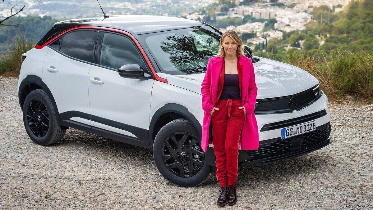 Tina Ruland und ihr Opel Ma... äh Mokka.