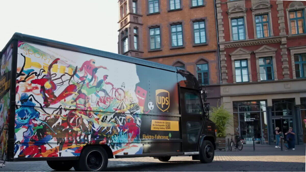 Dieser Transporter fällt wohl überall auf.