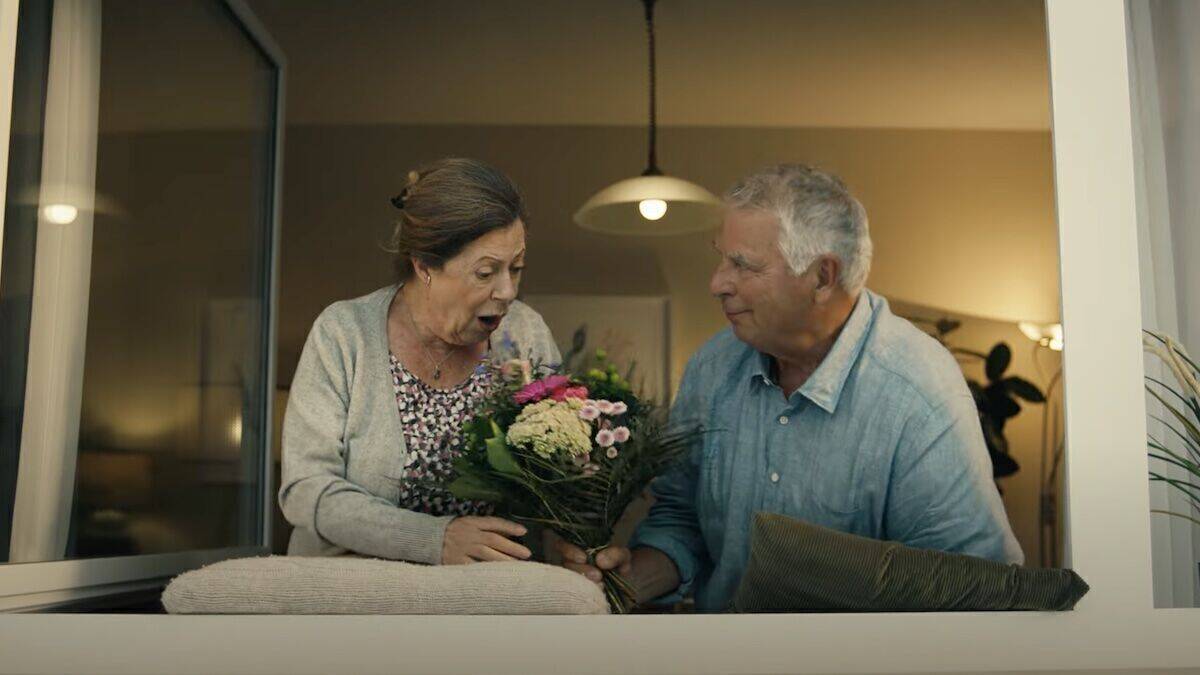 Hilde und Kalle beobachten das Treiben vor ihrem Fenster. Und sind selber begeisterte Aral-Kund:innen.