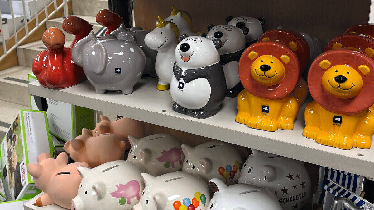 Wer bunte Spardosen in Tiergestalt sucht, wird im Kaufhaus Unterforsthuber fündig. Alles andere (naja, fast) gibt es auch.