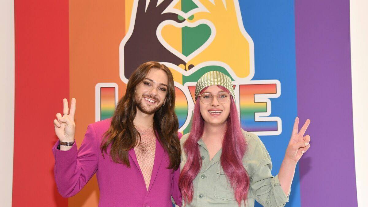 Riccardo Simonetti, Gründer der Riccardo Simonetti Initiative und Leni Bolt (Queer Eye) läuten beim #GetReadyForPrideWithMMs Event im Berliner M&M'S Store das CSD-Wochenende ein.