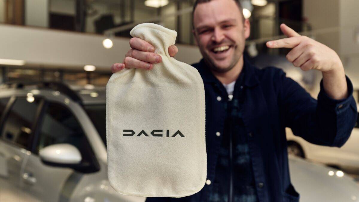Von Dacia: Wärmflasche statt teuerem Abo.