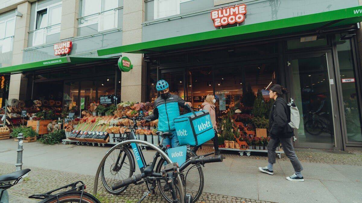 Wolt-Lieferant:innen bringen bald nicht nur leckeres Essen, sondern auch frische Blumen.