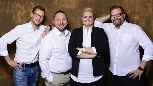Ankerkraut wurde 2013 von Anne und Stefan Lemcke (Mitte) gegründet. Das Ehepaar und die beiden Geschäftsführer Alexander Schwoch (links, CFO) und Timo Haas (CMO) behalten Anteile.