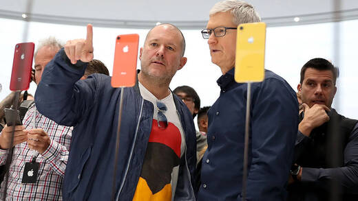 Jonathan Ive und Tim Cook 2018 bei der Präsentation des iPhone XR – da war der Designer längst auf dem Absprung.