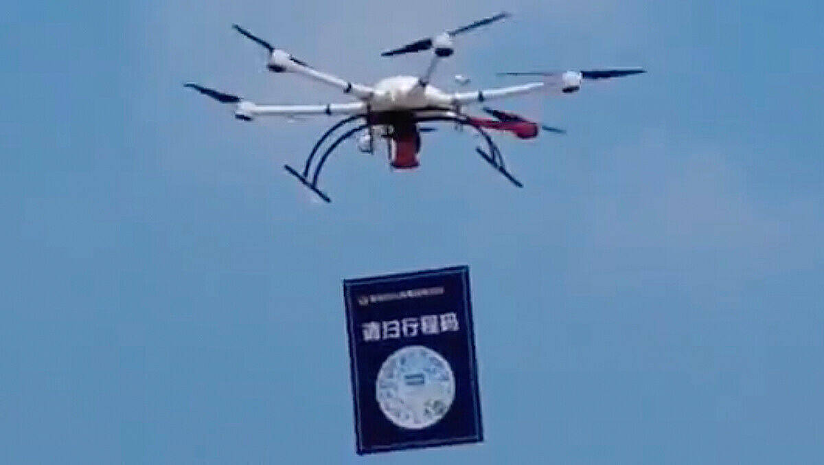 Wenn das Lauterbach machen würde: Corona-Kontrolle in China mit Drohne und Code.