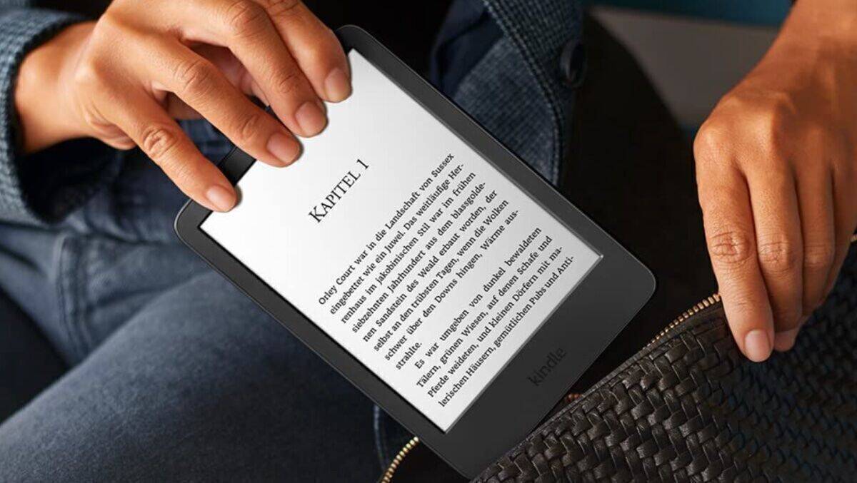 Der neue Kindle passt mit 157,8 mm x 108,6 mm x 8 mm Abmessung und 158 Gramm Gewicht in jede kleine Tasche.