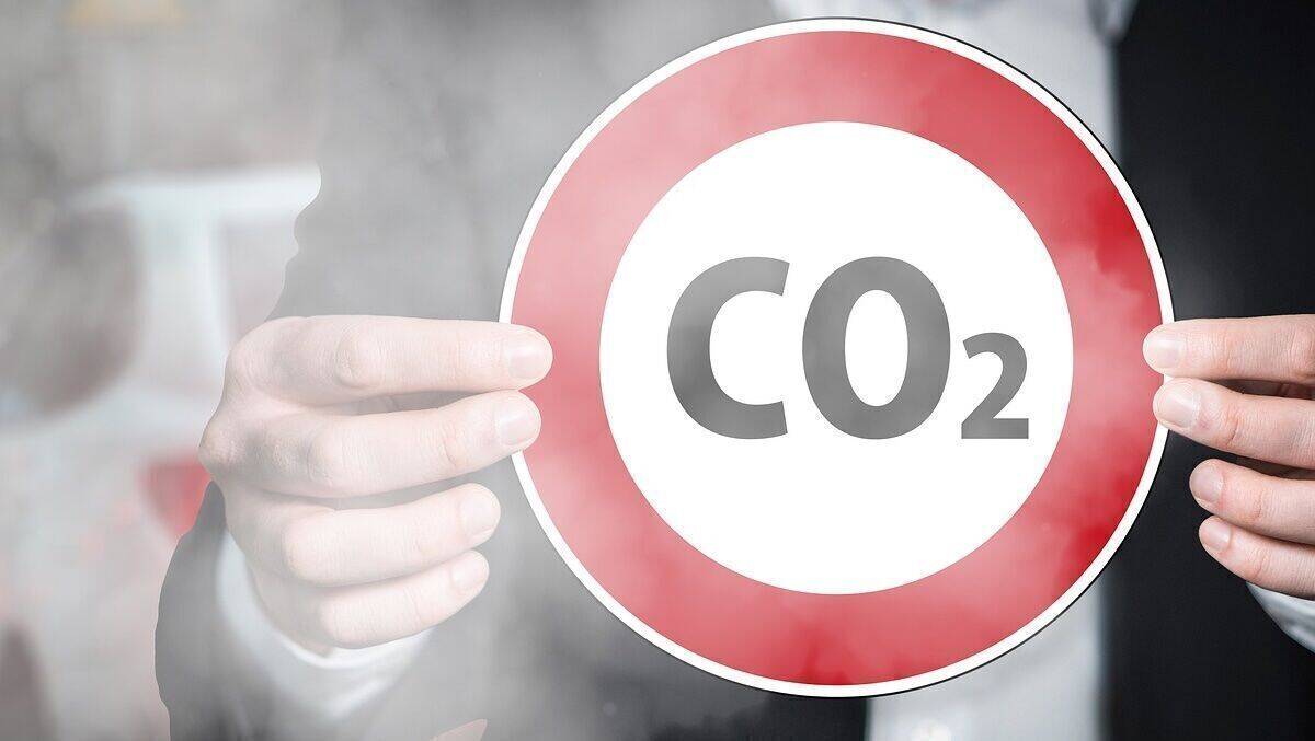 CO₂ ist per Definition ein nicht brennbares, saures und farbloses Gas.