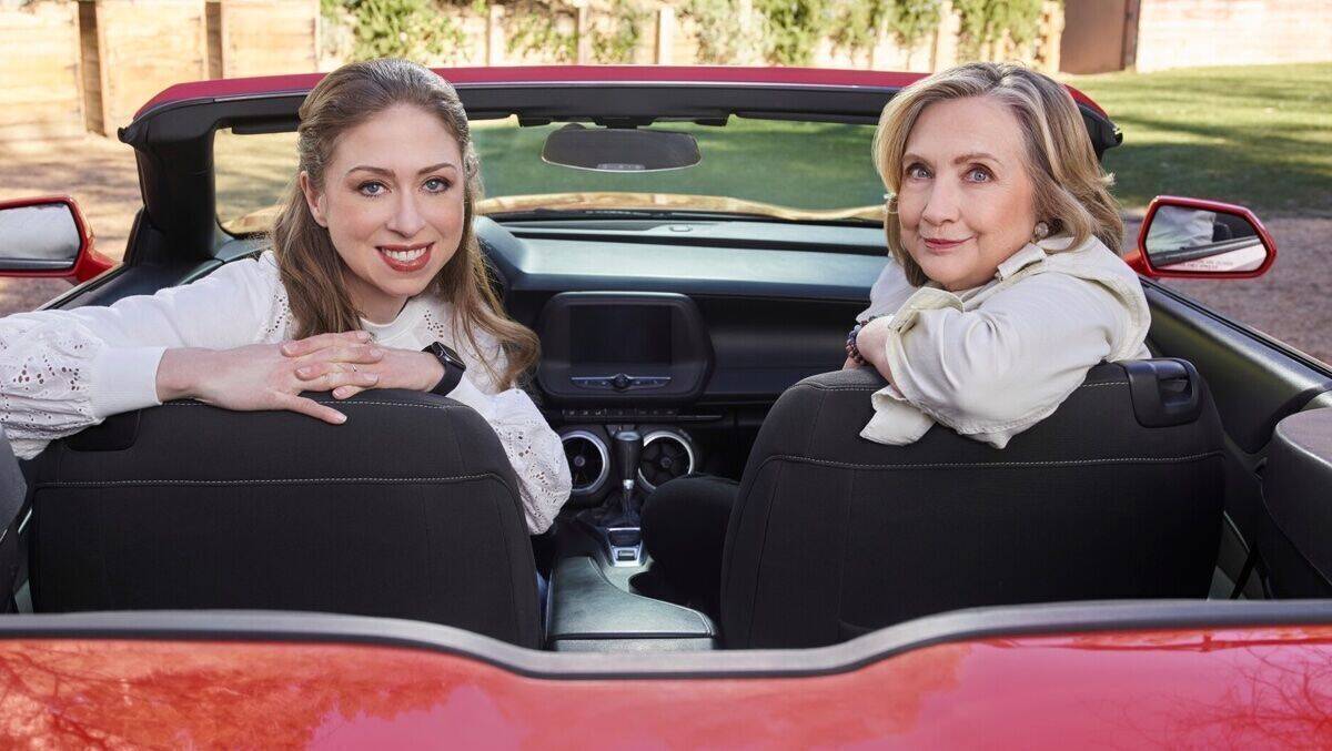 Hillary und Chelsea Clinton besuchen für Apple TV+ starke Frauen.