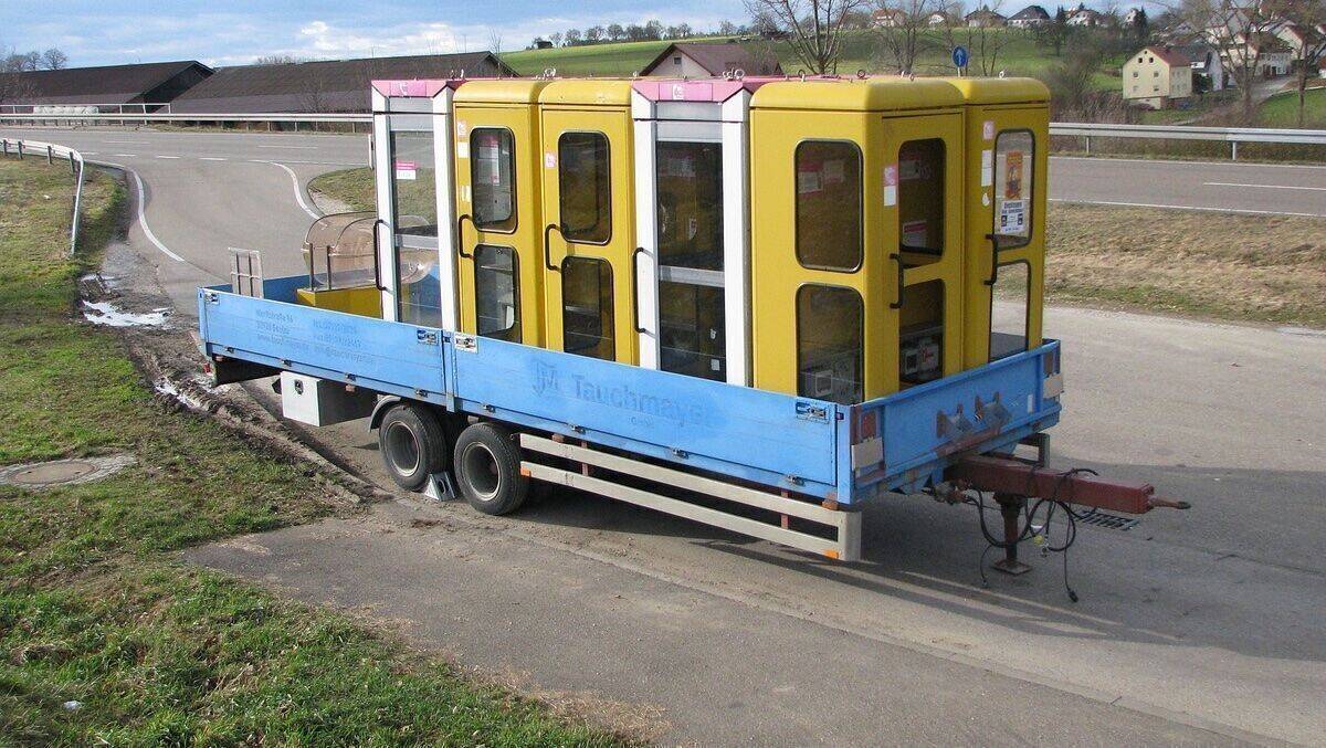 Ab auf den Hänger! Telefonhäuschen vor dem Abtransport.