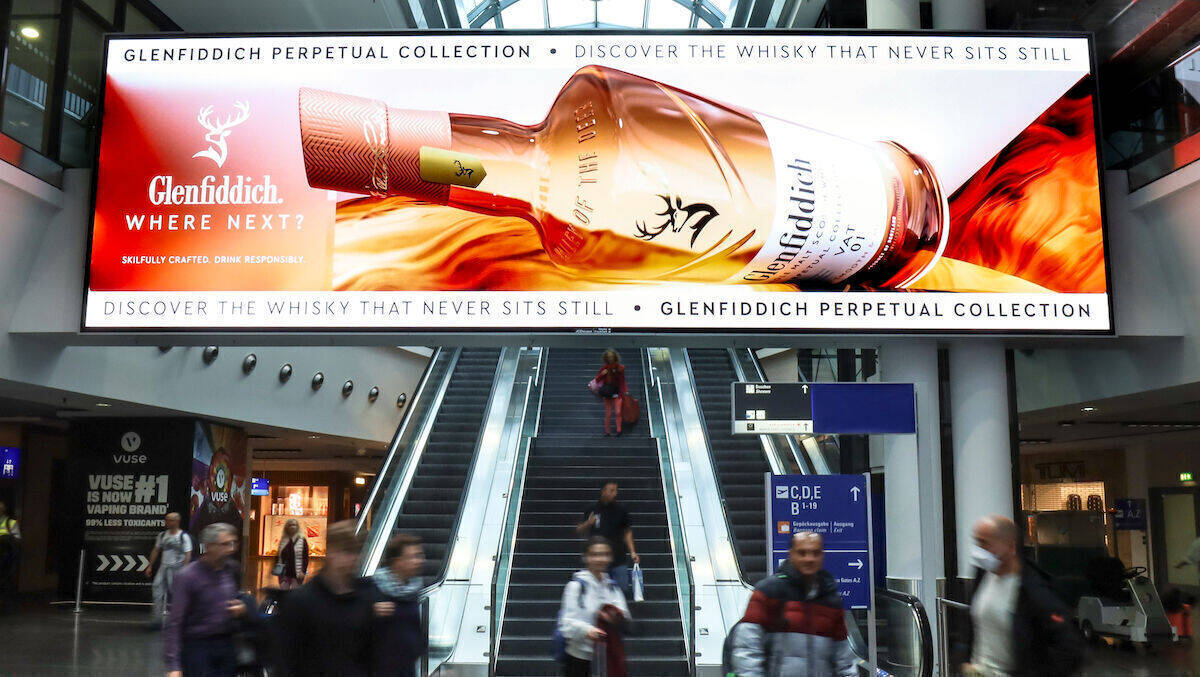 3-D-Kampagnen wurden bisher vorzugsweise auf gekrümmten Flächen gespielt. Das Deluxe Board am Frankfurter Flughafen ist jedoch flach.