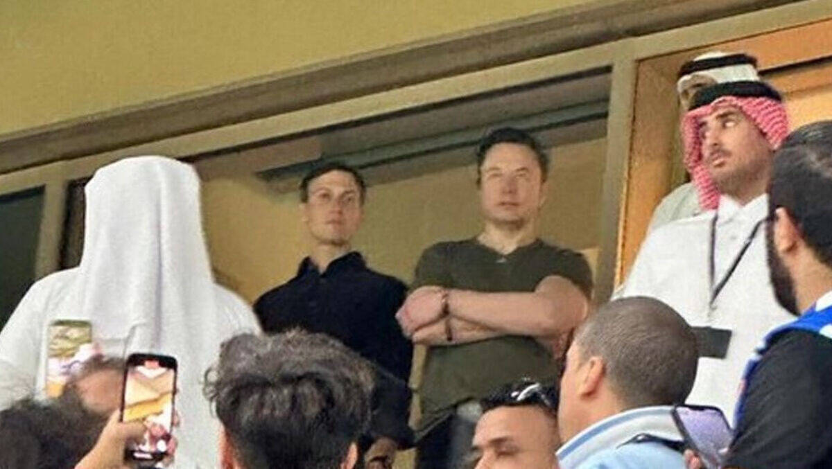Musk (2.v.r.) auf der Tribüne in Qatar neben Trump-Schwiegersohn Jared Kushner.