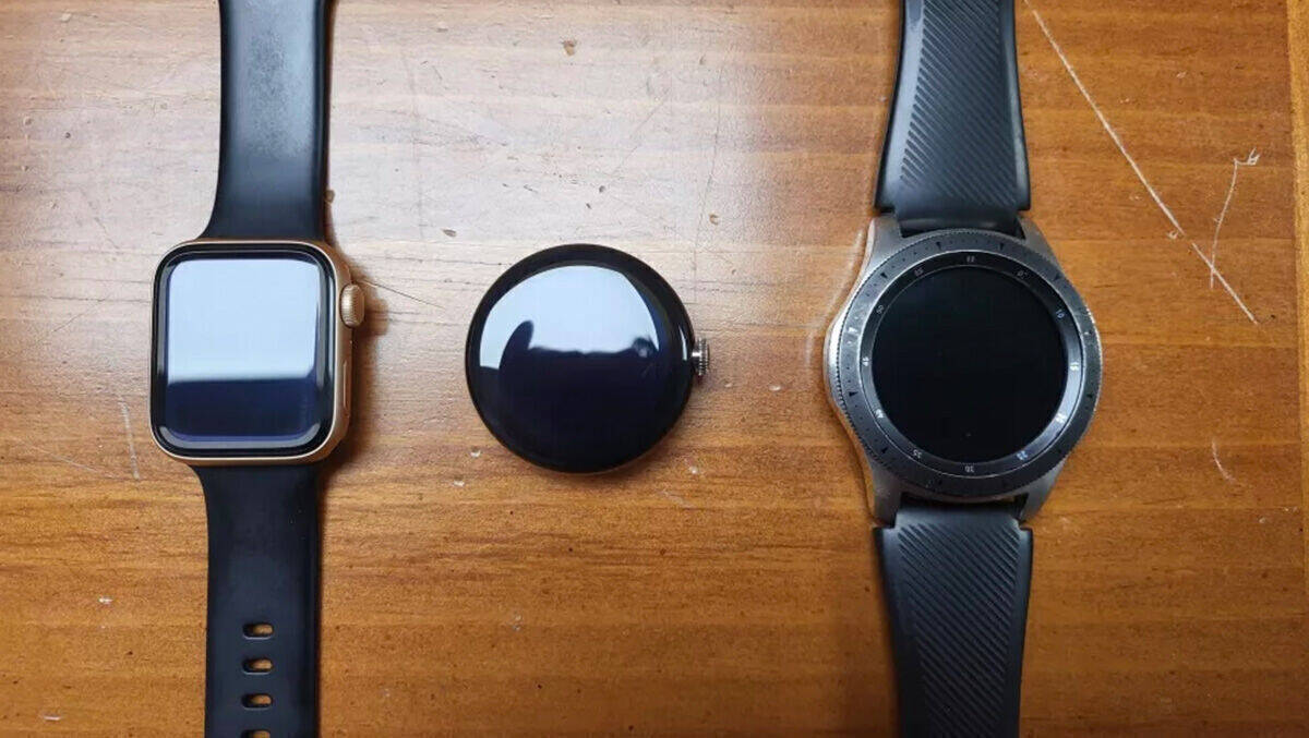 Zwischen Apple Watch und Samsung Galaxy Watch schaut die runde Google-Uhr eher aus wie eine alte Taschenuhr.