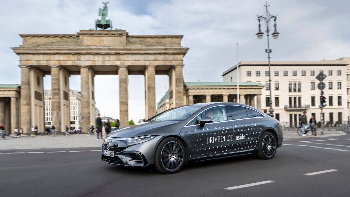 Mit dem "Drive Pilot" am Brandenburger Tor in Berlin unterwegs.