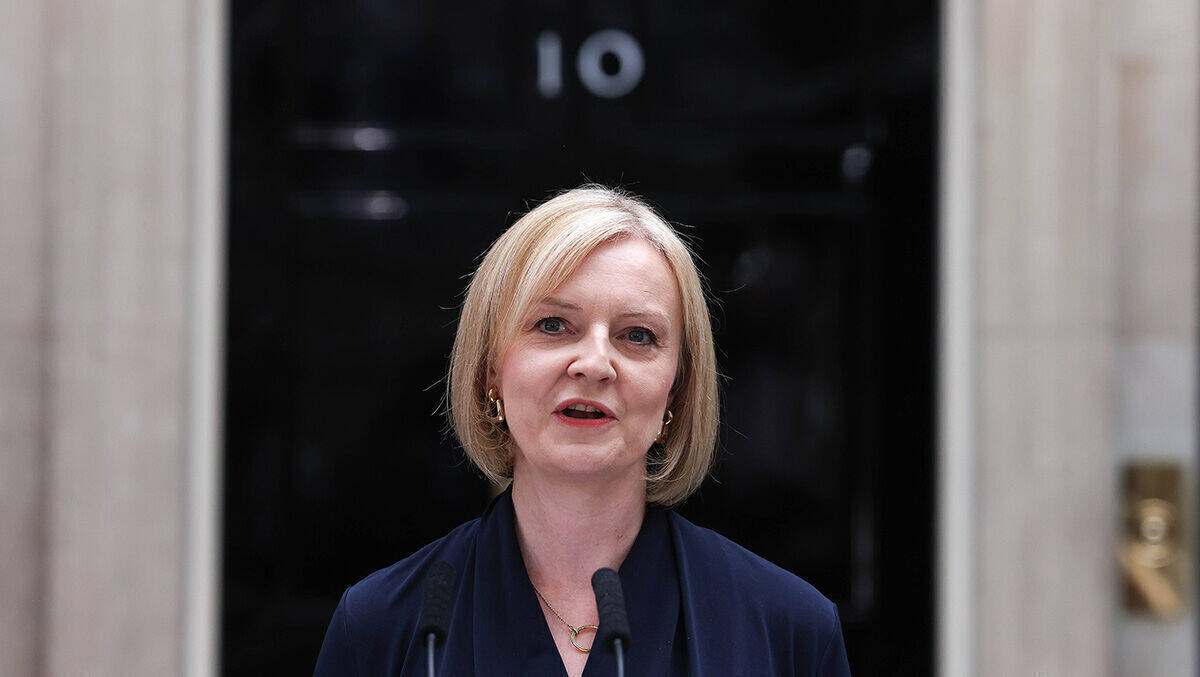 Bei der Dame vor 10 Downing Street scheint es sich um die echte neue Premierministerin zu handeln. Schade eigentlich.