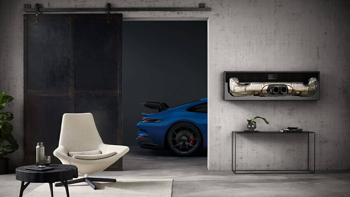 So lässt sich’s leben: Wohnen mit dem Porsche in der Garage und Auspuff-Soundbar.