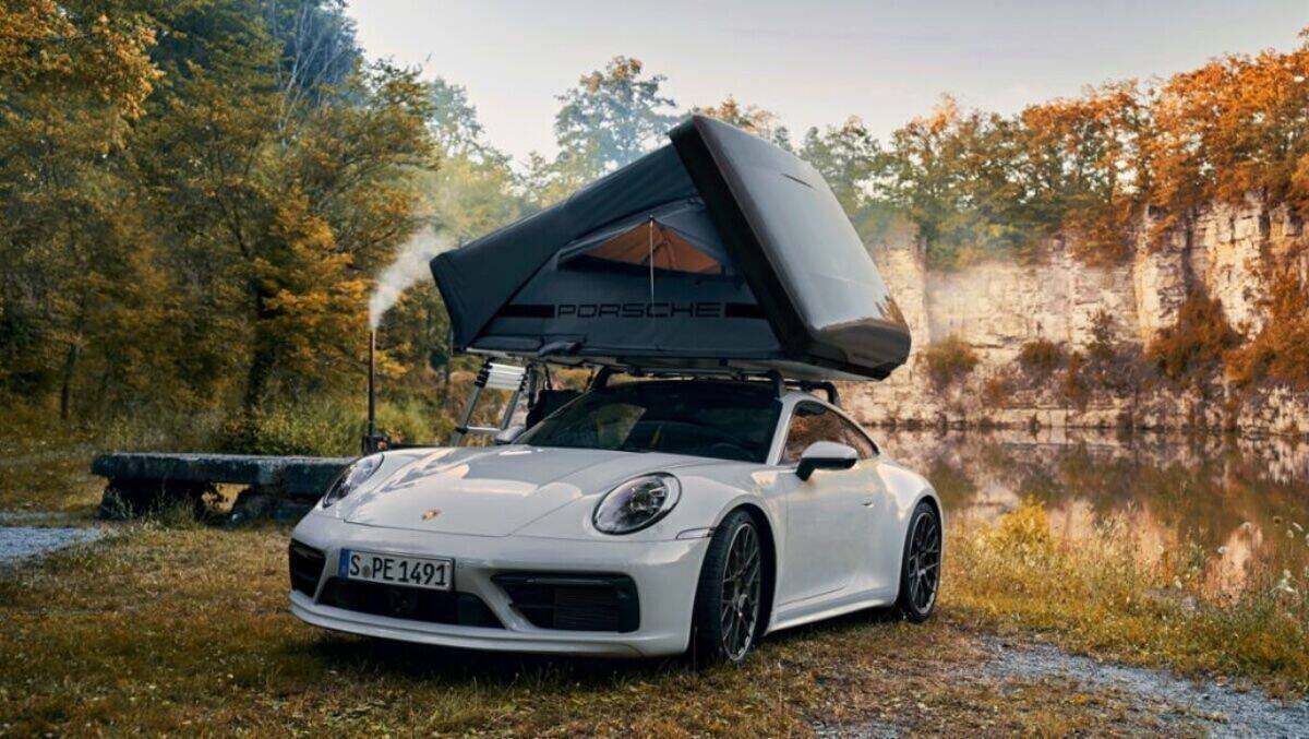Porsche-Fahrer atmen auf: Bequemes Dach überm Kopf – auch in der Wildnis...