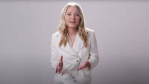 Den rechten Partner finden – mit Werbe-Blondine Ryann McEnany.