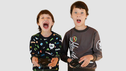 Kids beim "IQ-Training" an der Konsole.