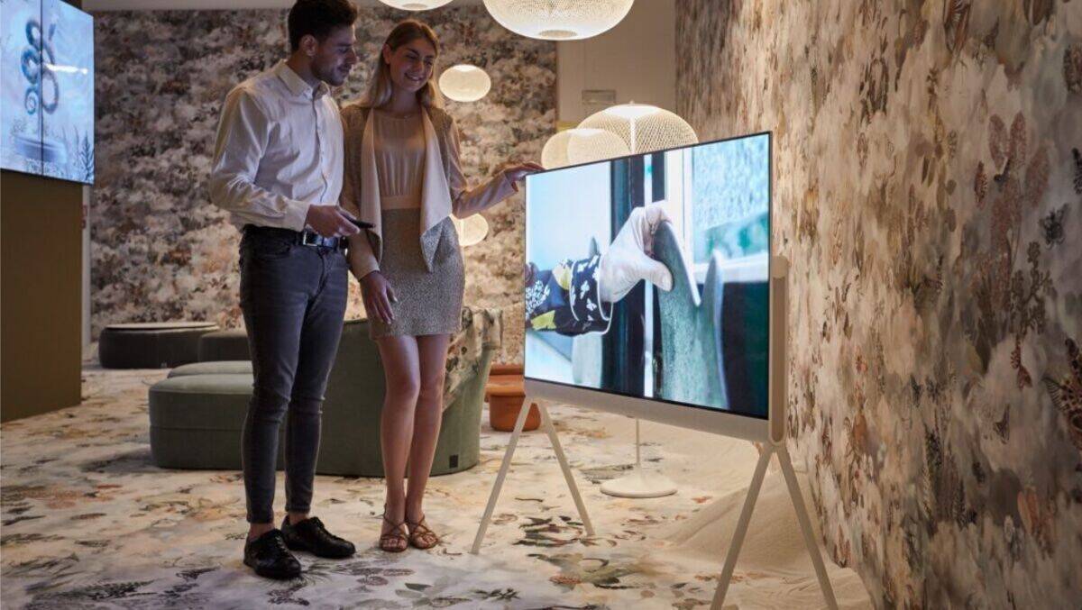 Stelzdichein im Wohnzimmer: das neue LG-TV-Modell "The Posé".