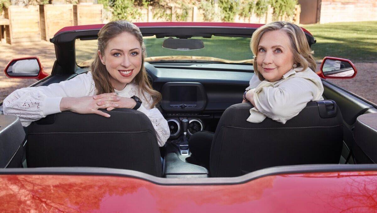 Auf Tour: Hillary (r.) und Chelsea Clinton treffen starke Frauen.