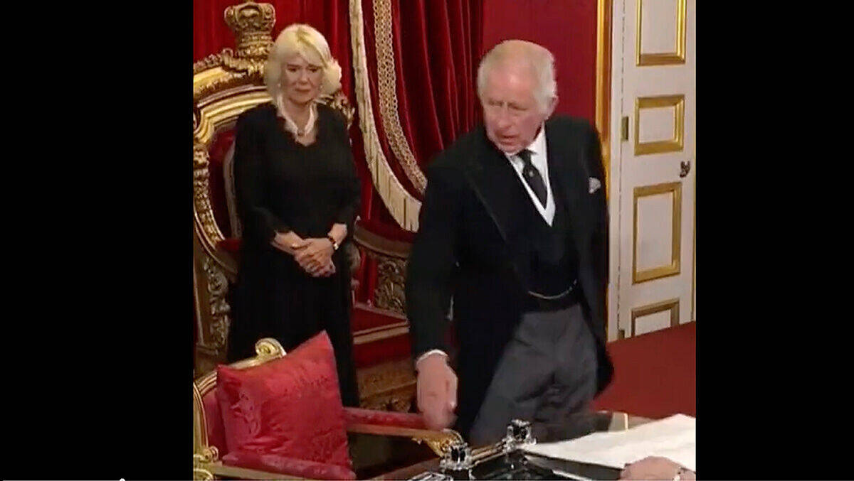 Charles wird offiziell König – und Twitter empört sich.
