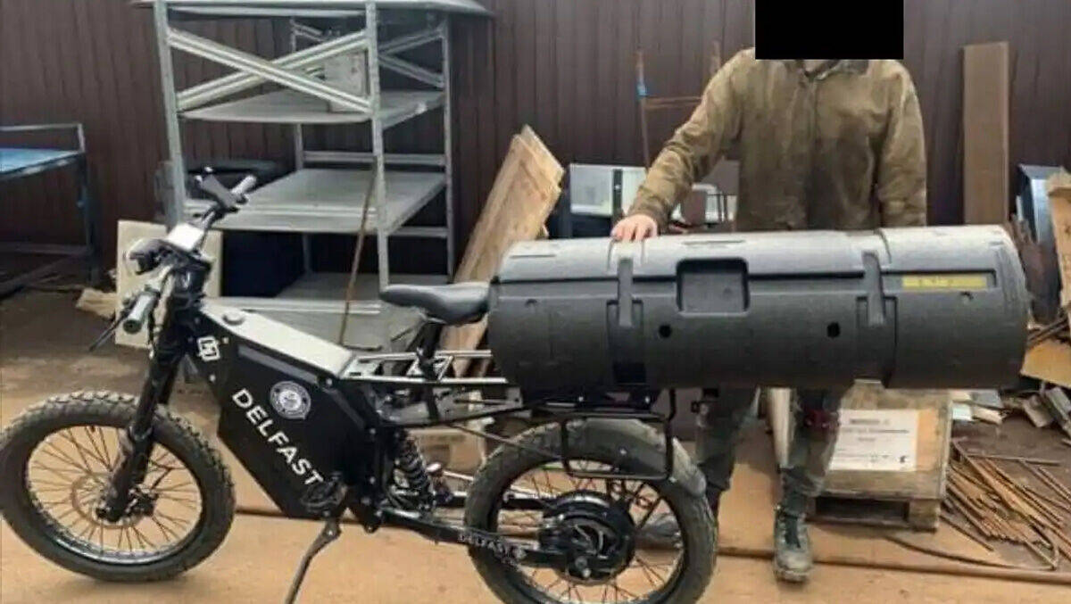 In der Ukraine im Einsatz: E-Bike mit Rakete auf dem Gepäckträger.