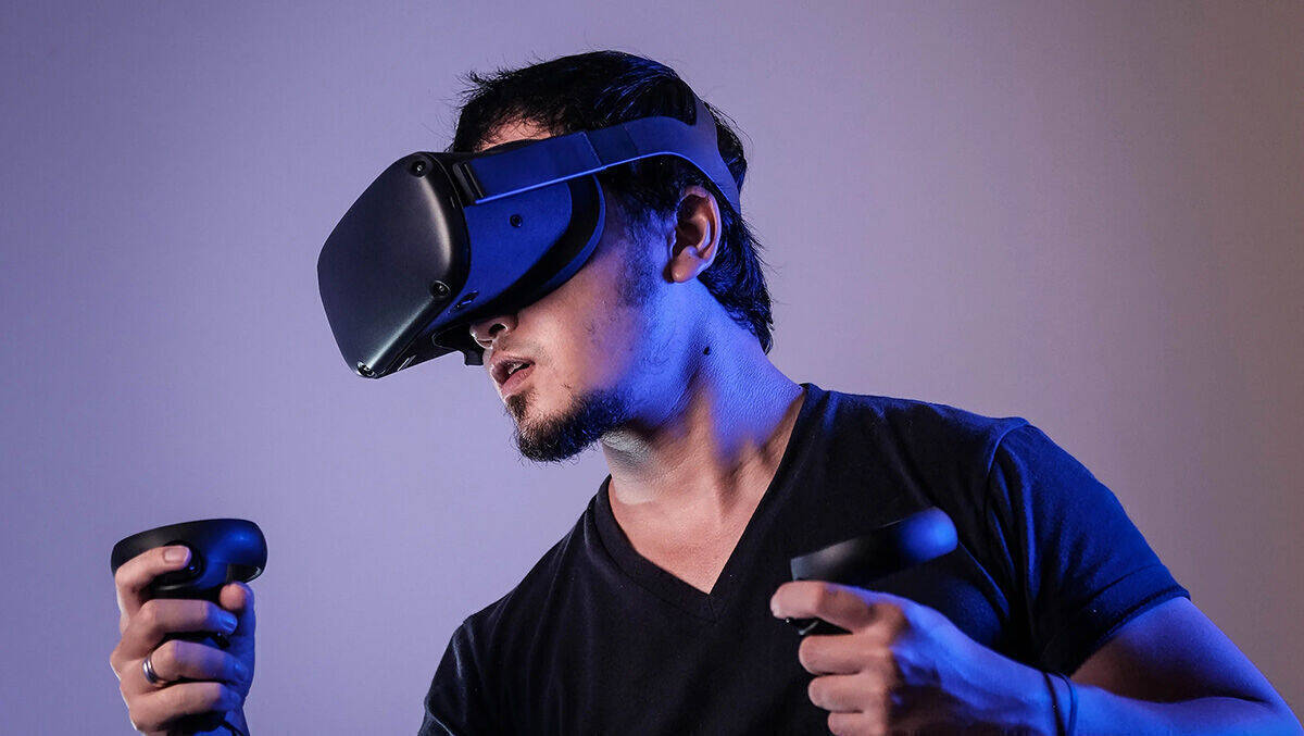 Mit VR-Brille sieht man zwangsläufig wie ein Cyborg aus – aber Warentest hat Lob parat.