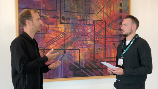 Tim Walther (l.) im Gespräch mit Maximilian Flaig von W&V. 