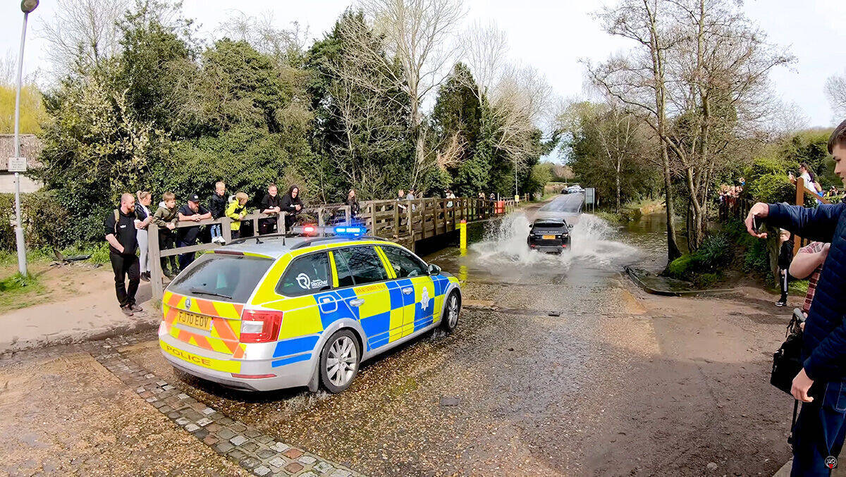Influencer-Schwemme in England. Jetzt hat die Polizei die Durchfahrt gesperrt.
