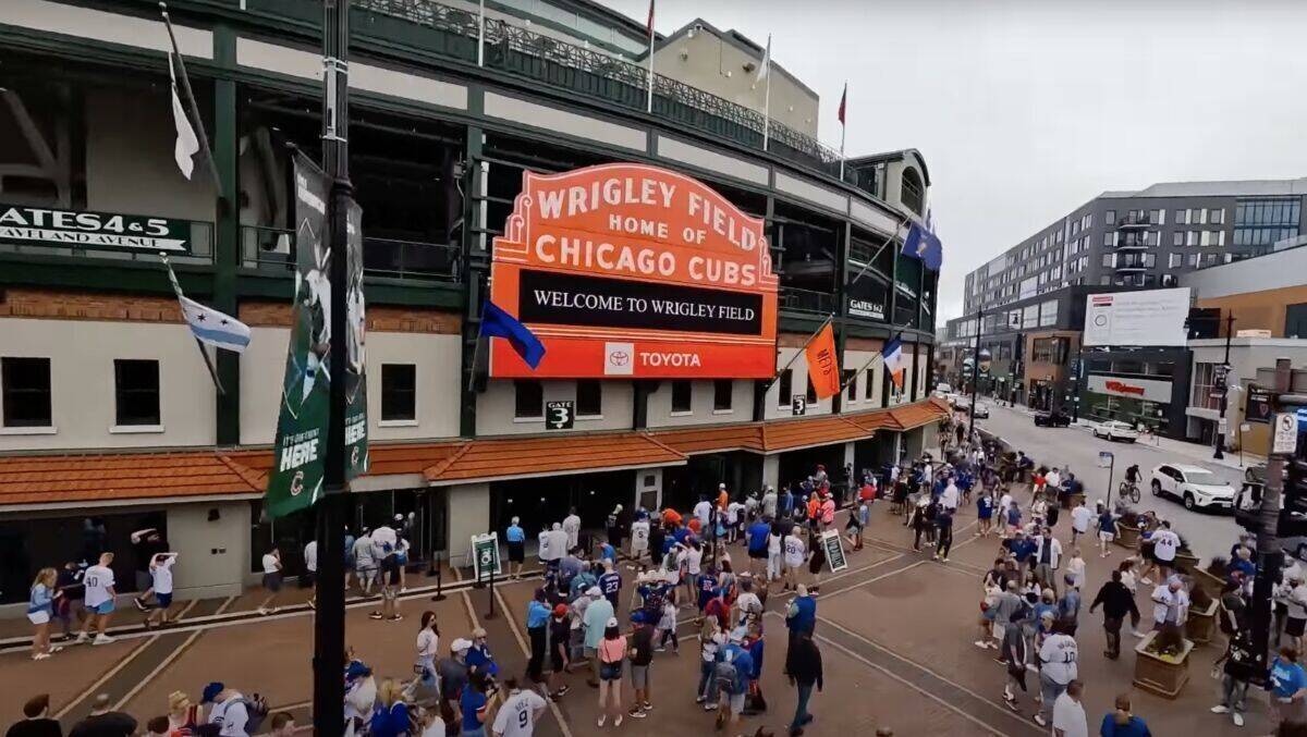 Anflug per Drohne auf das Stadion der Chicago Cubs.