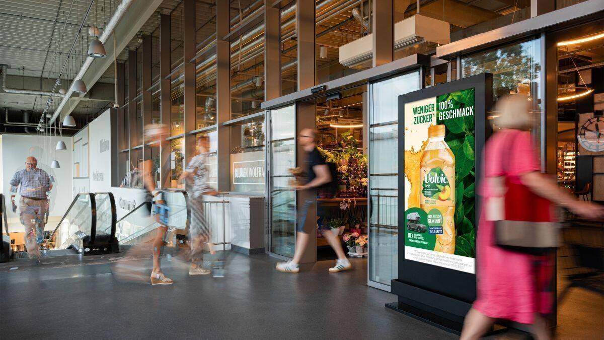Die DOOH-Kampagne für  Volvic Tee hat sich gelohnt. Sichtbarkeit und Absatz legten zu.