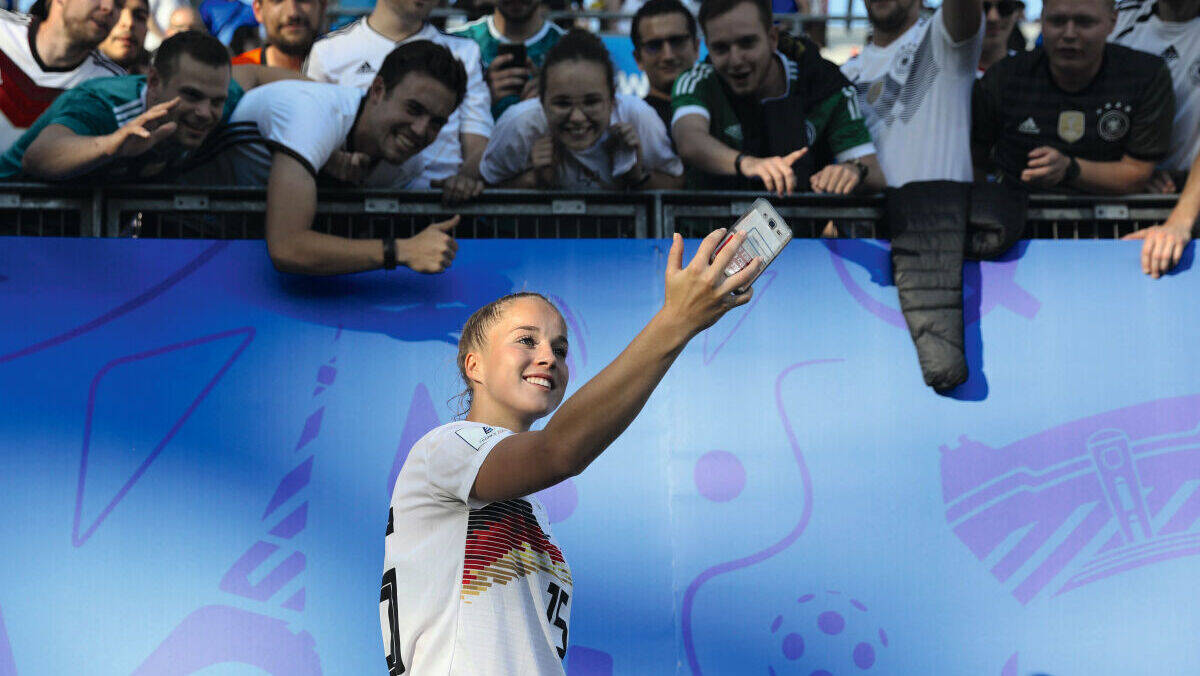 Giulia Gwinn: Selfie mit den Followern.