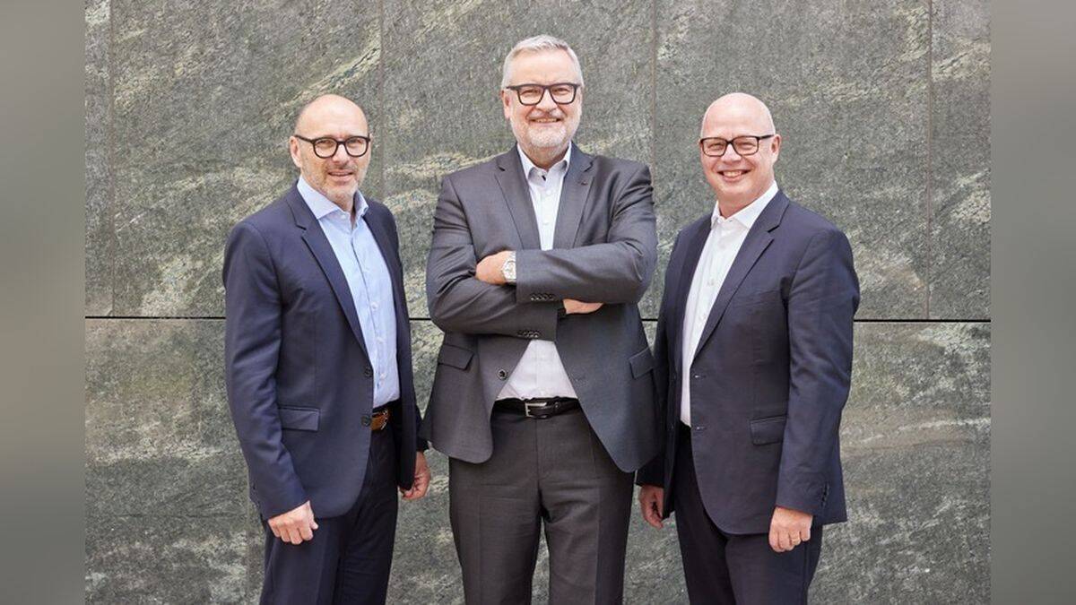 Peter Kropsch (Vorsitzender der Geschäftsführung, dpa), David Brandstätter (Vorsitzender des dpa-Aufsichtsrats und Geschäftsführer der Main-Post GmbH, Würzburg), Sven Gösmann (Chefredakteur, dpa) , vlnr.