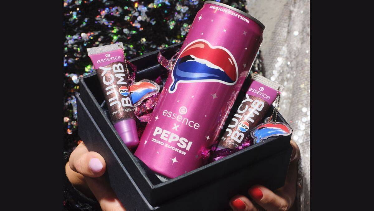 Gemeinsam mit Essence launcht Pepsi die erste Kooperation im Kosmetikbereich: eine limitierte Lipgloss Edition – mit Cola-Duft und kühlendem Effekt.