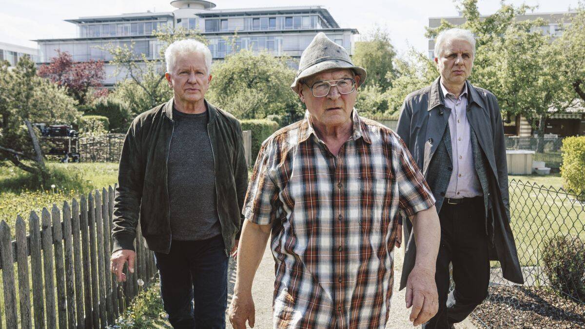 Aus dem Tatort vom 12.3.2023: Ivo Batic (Miroslav Nemec, links) und Franz Leitmayr (Udo Wachtveitl, rechts) nehmen Hackl (Burghart Klaußner) mit.
