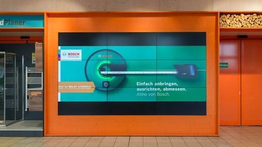 Riesige Videowalls bei Obi sind nun programmatisch buchbar.