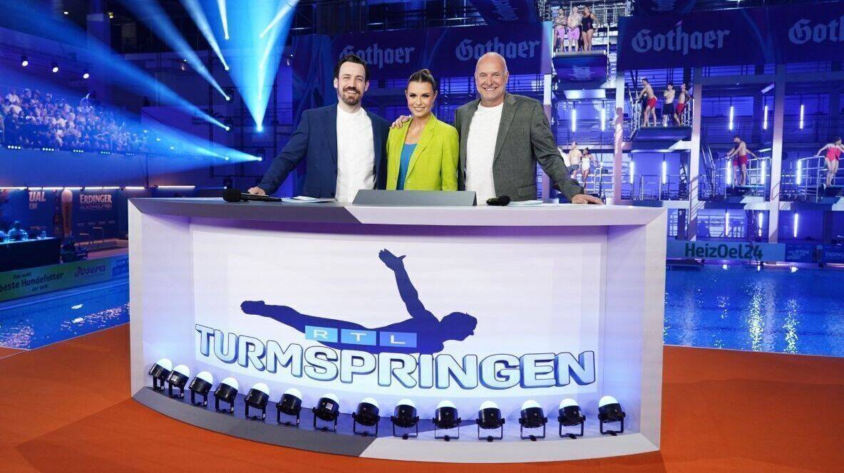 Die Moderatoren (v.l.): Jan Köppen, Laura Wontorra und Frank Buschmann.