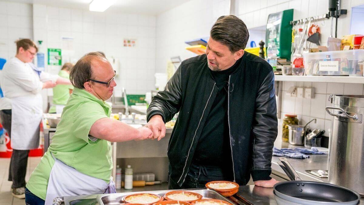 In der Show trifft Tim Mälzer auf eine neue Küchencrew.