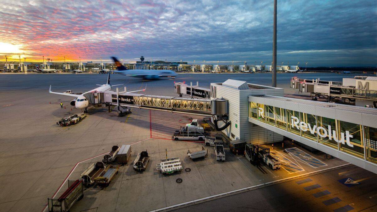 Best of 2025: Revolut hat alle 71 Fluggastbrücken im Terminal 2 und im Satellitengebäude mit markanten Motiven belegt.