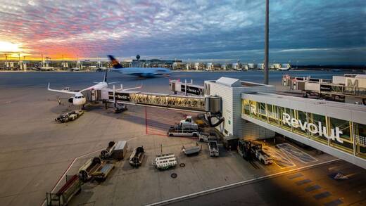 Best of 2025: Revolut hat alle 71 Fluggastbrücken im Terminal 2 und im Satellitengebäude mit markanten Motiven belegt.