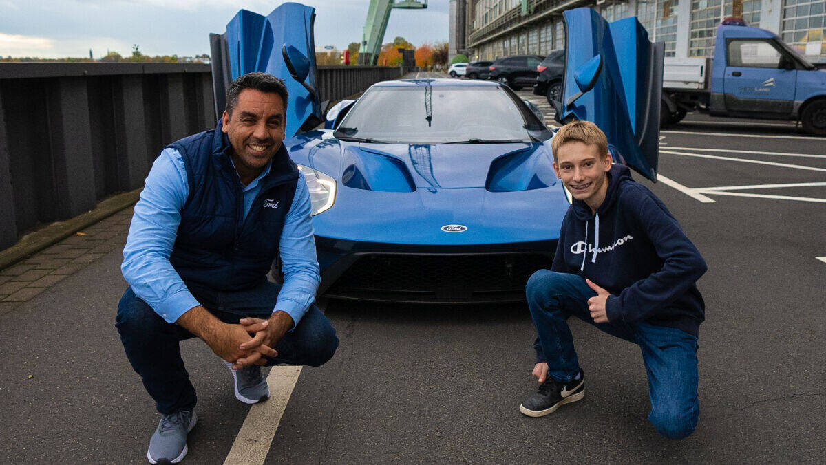 Autofans: Fabio Laermanns (l.), Digital Marketing Specialist bei Ford, mit Nick, dem "Ford GT Typ".
