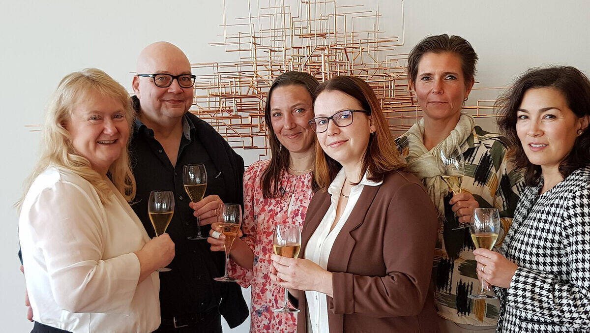 Gabriele Horcher und Thomas Möller übergeben die Agentur an Julia Schreiber, Jennifer Köhler, Tanja Ressel-Nunheim und Venera D´Elia (v.l.). 