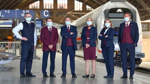 Seit 2020 tragen die Bahn-Mitarbeiter:innen diese Uniformen in burgundy und blau.