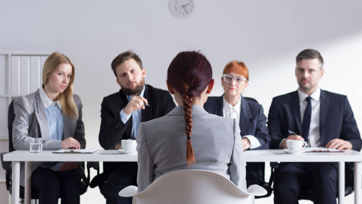 Immer mehr Bewerber:innen lehnen Jobangebote ab, weil sie mehrere Eisen im Feuer haben und sich für das Beste entscheiden können.