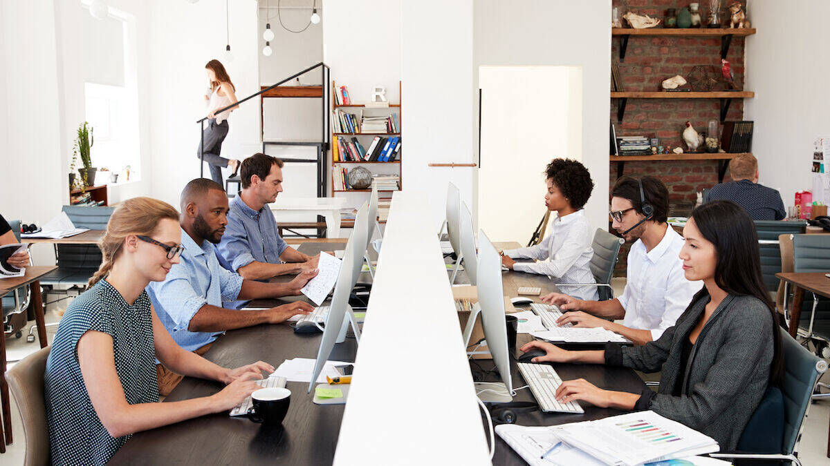 Dicht an dicht: Zwei Jahre Home Office haben gezeigt, dass Großraumbüros und Hot-Desking nicht unbedingt der letzte Schrei für mehr Produktivität sind.