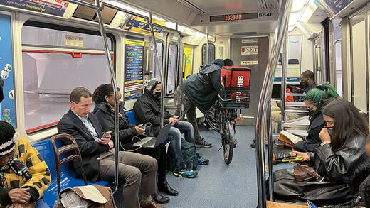 New Yorker U-Bahn: Kaum jemand schenkt der Werbung Aufmerksamkeit